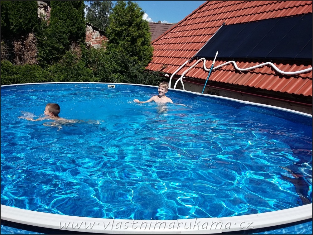 Nadzemní bazén s koupajícími se dětmi